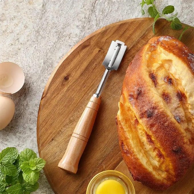 Broodschrijfhulpmiddel met houten handvat en bakkersdeegschrijfmes white