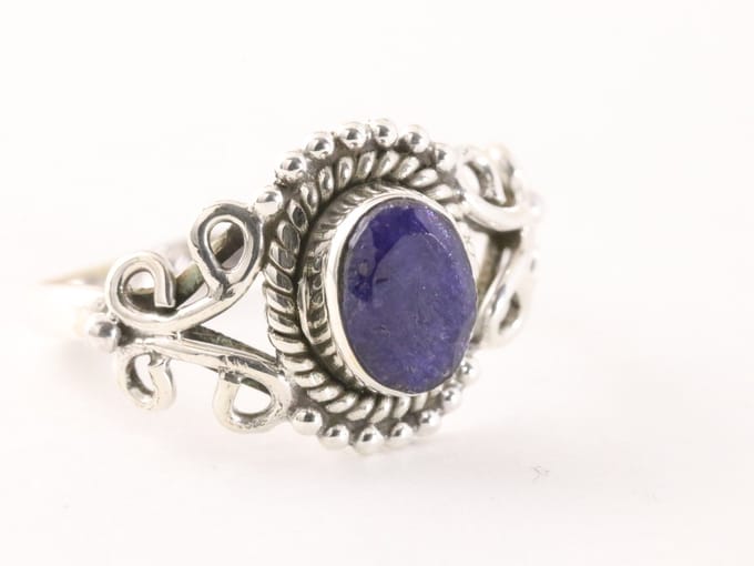 Fijne bewerkte zilveren ring met blauwe saffier - maat 16