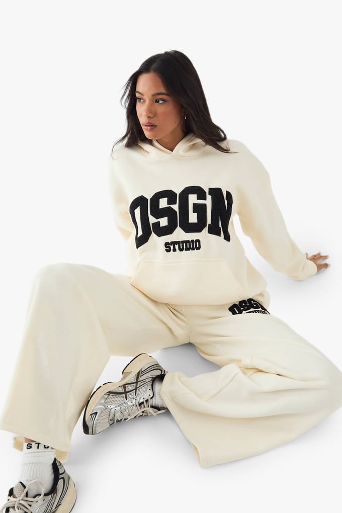 boohoo Dames DSGN Studio Towelling Applique Jogger met rechte pijpen | Stone | Maat: Large
