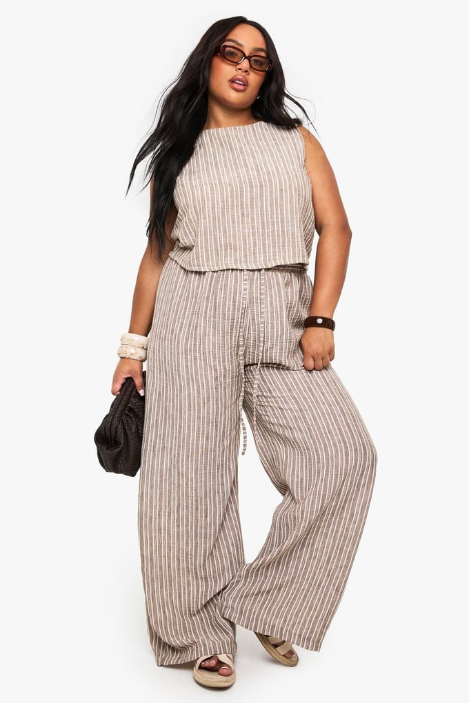 boohoo Dames PLUS MOUWLOOS TOP MET LOSSE PASVORM | Mocha | Maat: 18