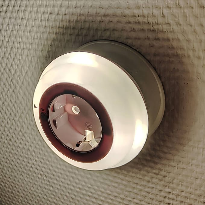 Niermann Standby Tussenstekker met nachtlampje LED ring