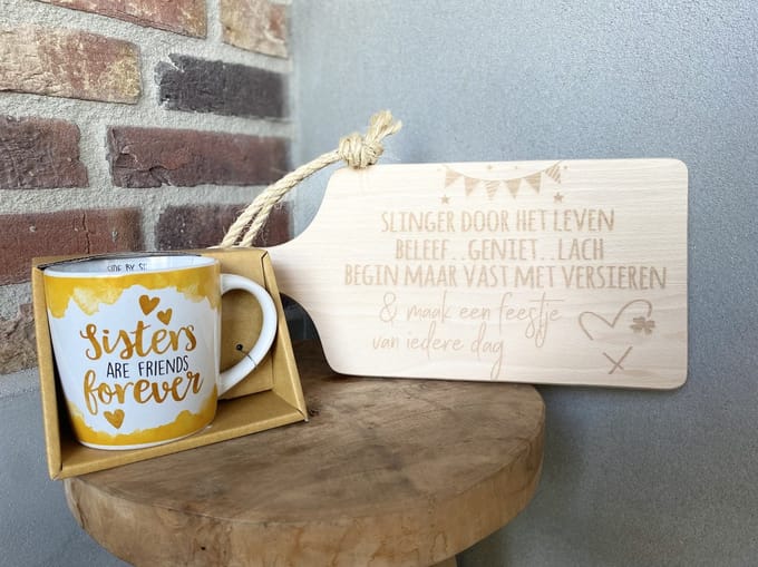 Creaties van Hier - serveerplankje - slinger met mok sisters - 35 cm - hout