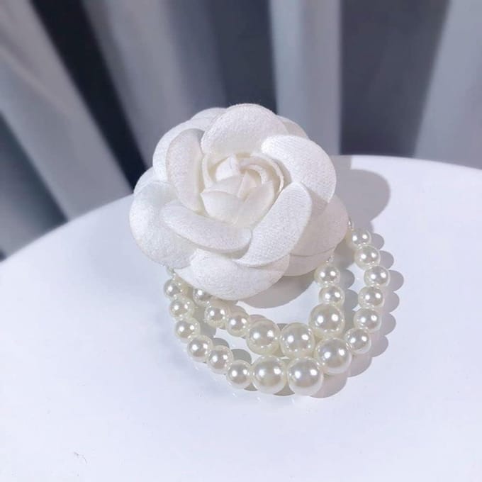 Parels Corsage Broche - Stoffen Camellia - Bruiloft Accessoires - Handgemaakt Ontwerp - 7.5 x 5.5cm - Wit
