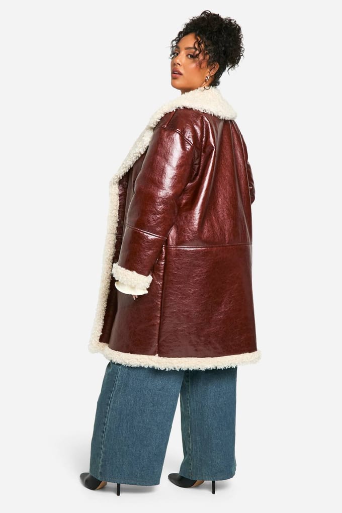 boohoo Dames Plus Kunstleer Teddy Trim Longline Aviator Jas | Bordeaux Rood | Maat: 44