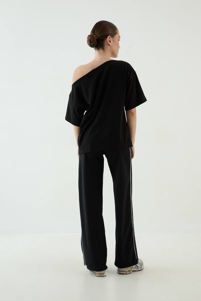 Dames Dsgn Studio Script Off-shoulder T-shirt | Black | Maat: Small