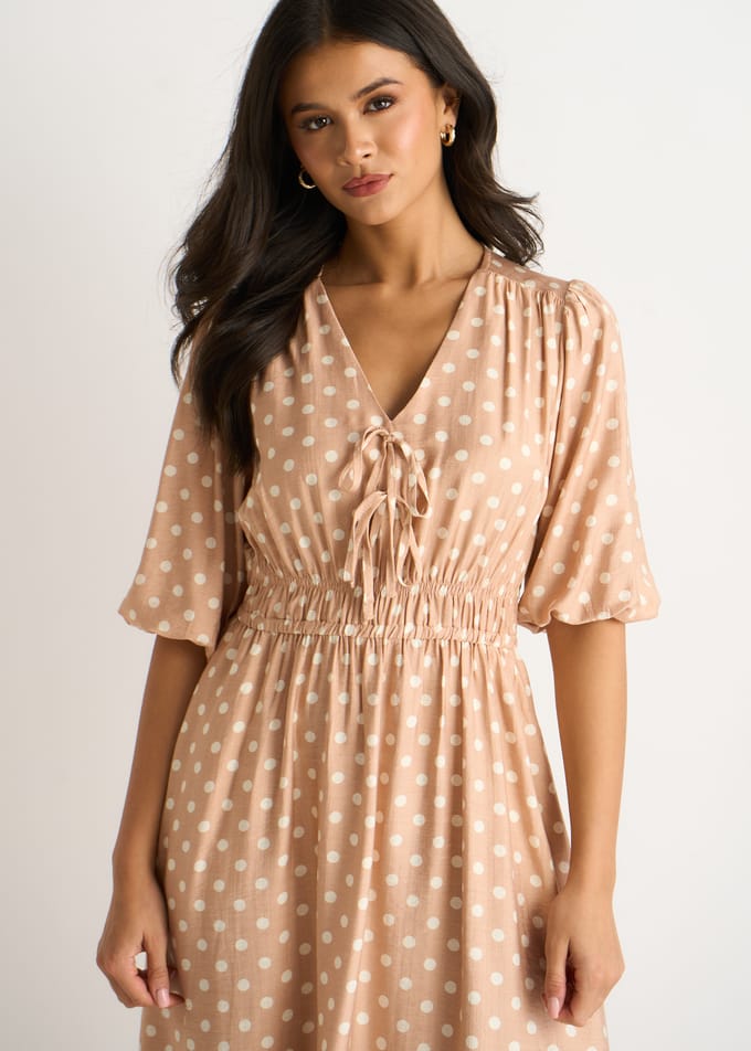 Midi-jurk met gerimpelde taille en havermoutkleurige stippenprint