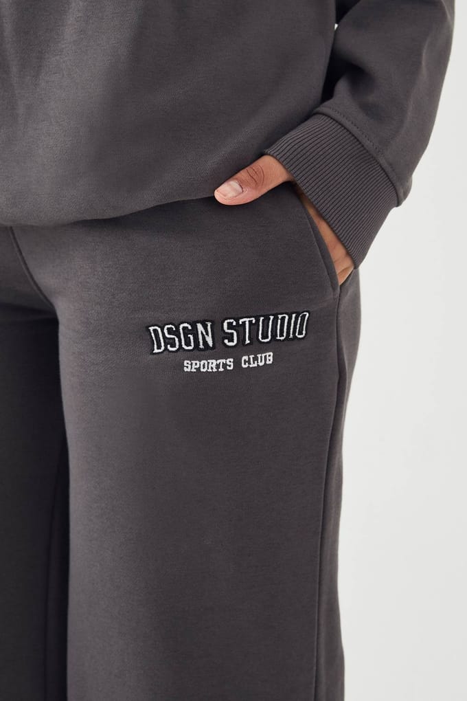Dames Petite Dsgn Studio Applique Rechte Pijp Joggingbroek | Houtskool | Maat: Medium