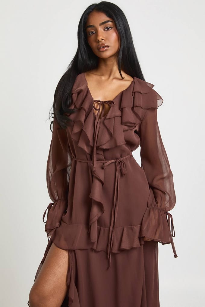 boohoo Dames Chiffon Maxi Jurk met Ruffle Details en Zwevende Pasvorm | Chocoladebruin | Maat: 36