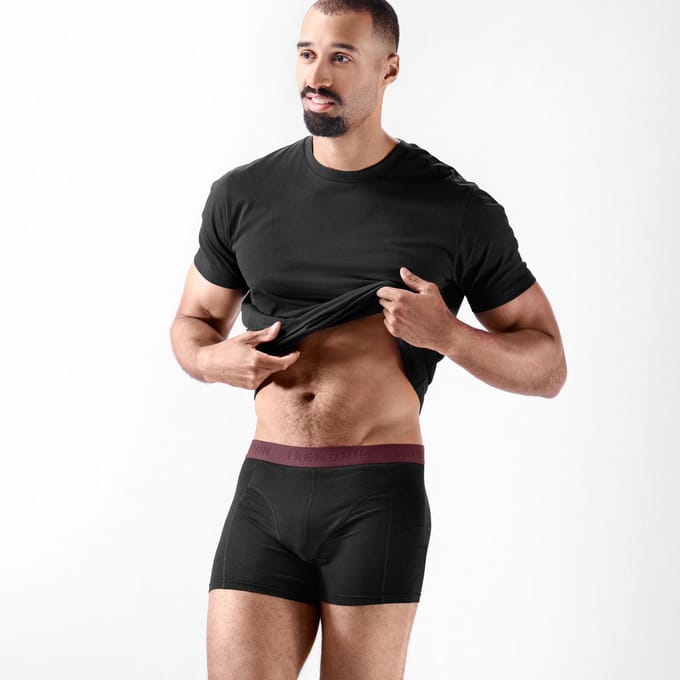 FlexFeel | Zwarte katoenen boxershort met karmozijnrode tailleband