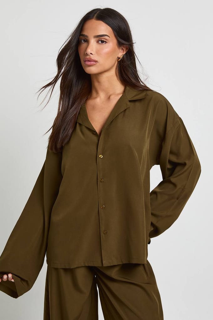 boohoo Dames Petite oversized overhemd & wijde pijpenbroek co-ord | Olive | Maat: 16