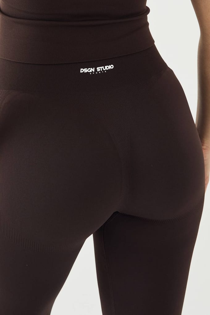 Dames DSGN Studio Sport Ultra Contour Discrete Scrunch Naadloze Legging | Coffee Bean | Maat: Medium