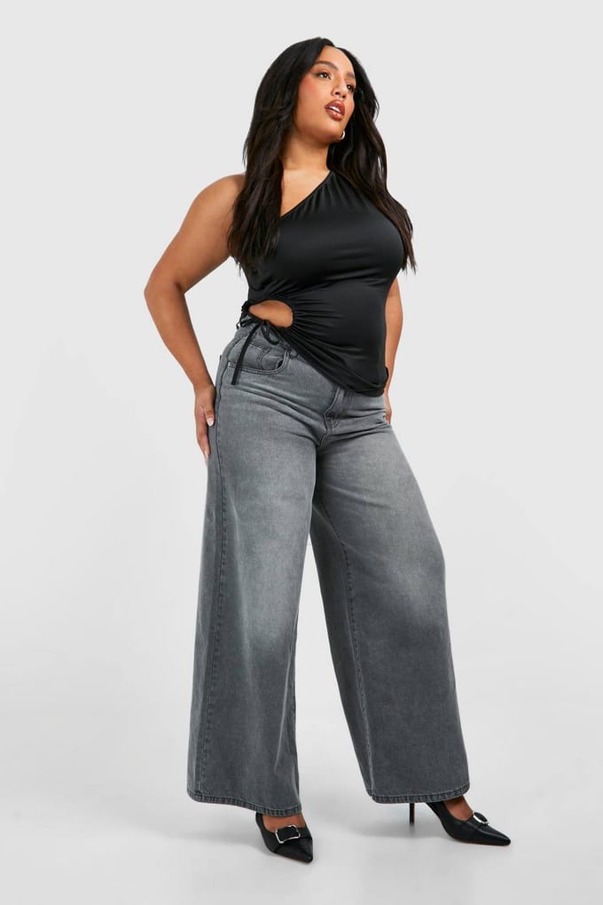 boohoo Dames Plus Asymmetric Cut Out Ruched Top | Zwart | Maat: 48