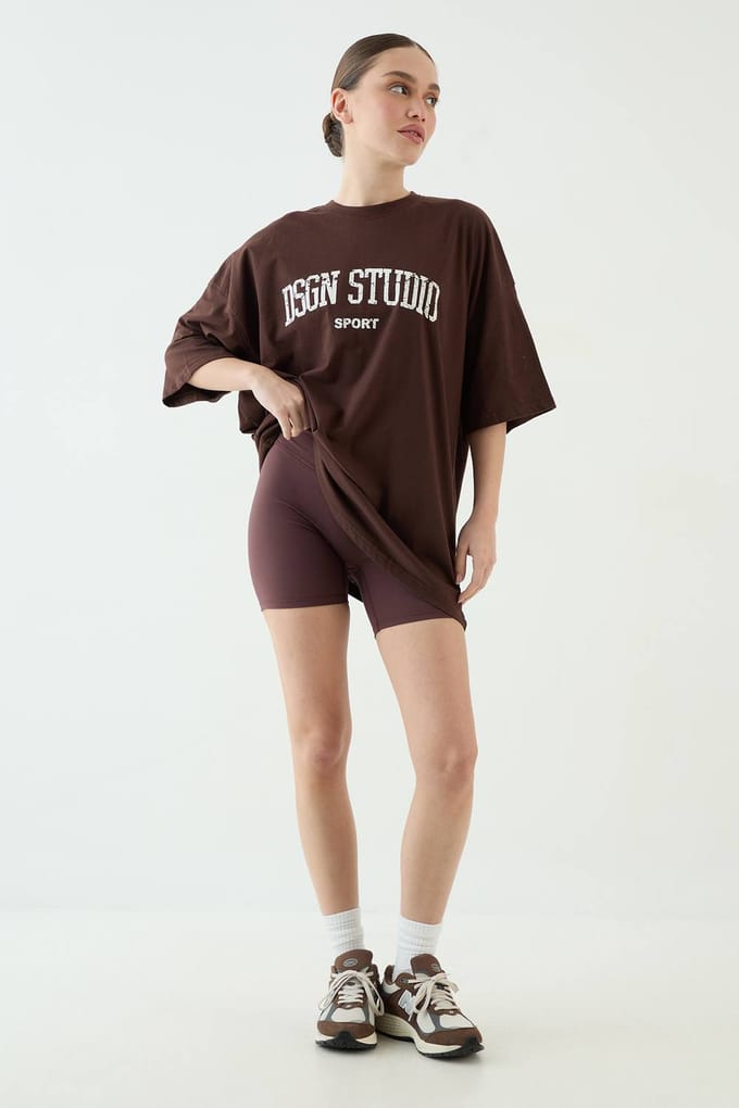 Dames Dsgn Studio Collegiate Bedrukt Oversized T-shirt | Dark Chocolate | Maat: Small