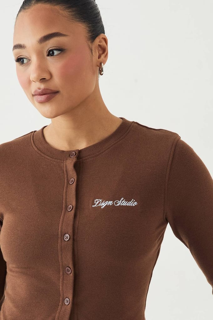 Dames Dsgn Studio Geribbelde Script Borduurwerk Doorknoop Lange Mouw Top | Mokka | Maat: Small