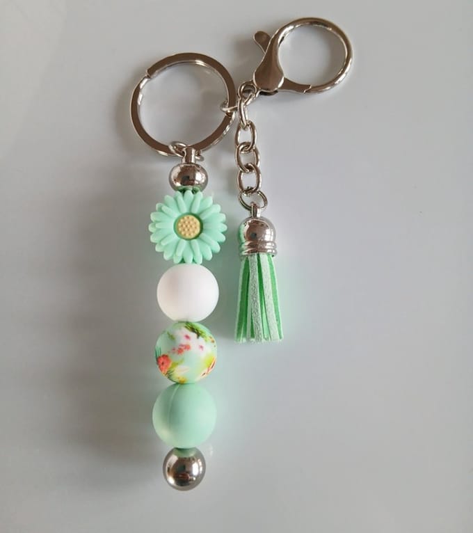 Sleutelhanger, tashanger met kralen en kwastje | mint, groen, bloem.