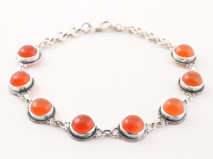 Bewerkte zilveren armband met carneool