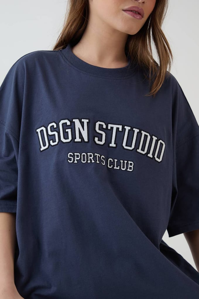 Dames Dsgn Studio Applique Oversized T-shirt | Marineblauw | Maat: Medium