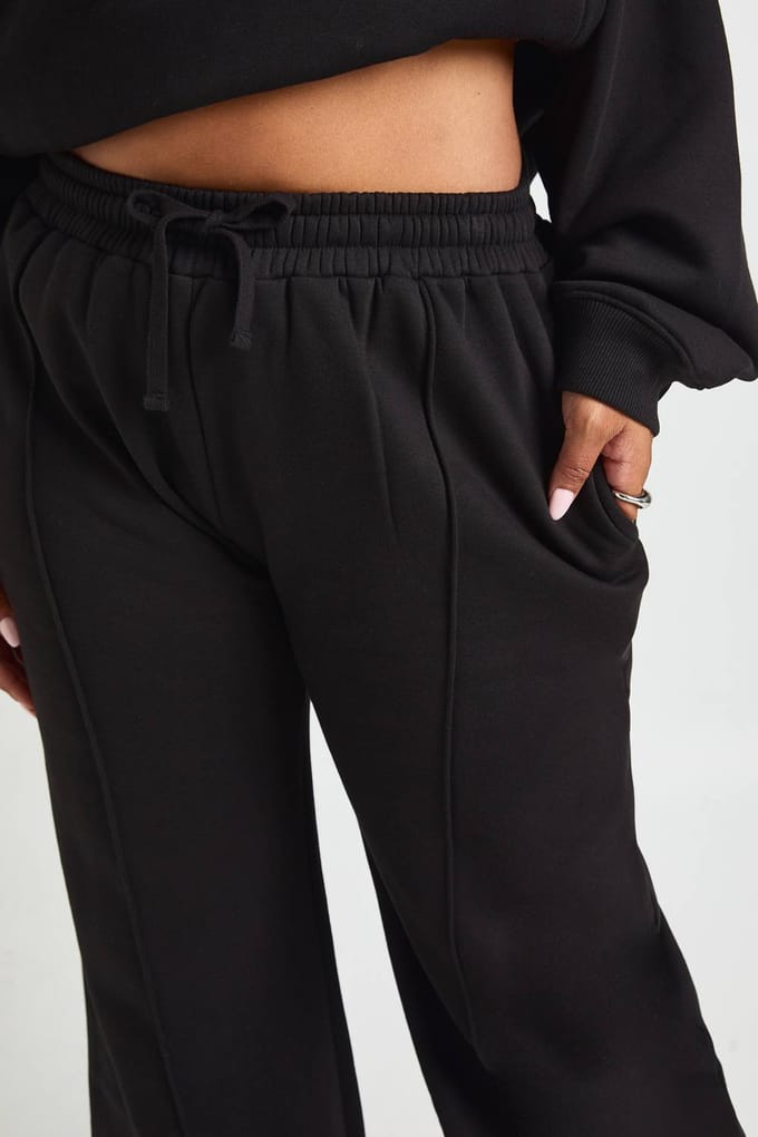 boohoo Dames Plus Core Basic Pintuck Detail Diepe Tailleband Wijde Pijpen Jogger | Zwart | Maat: 46