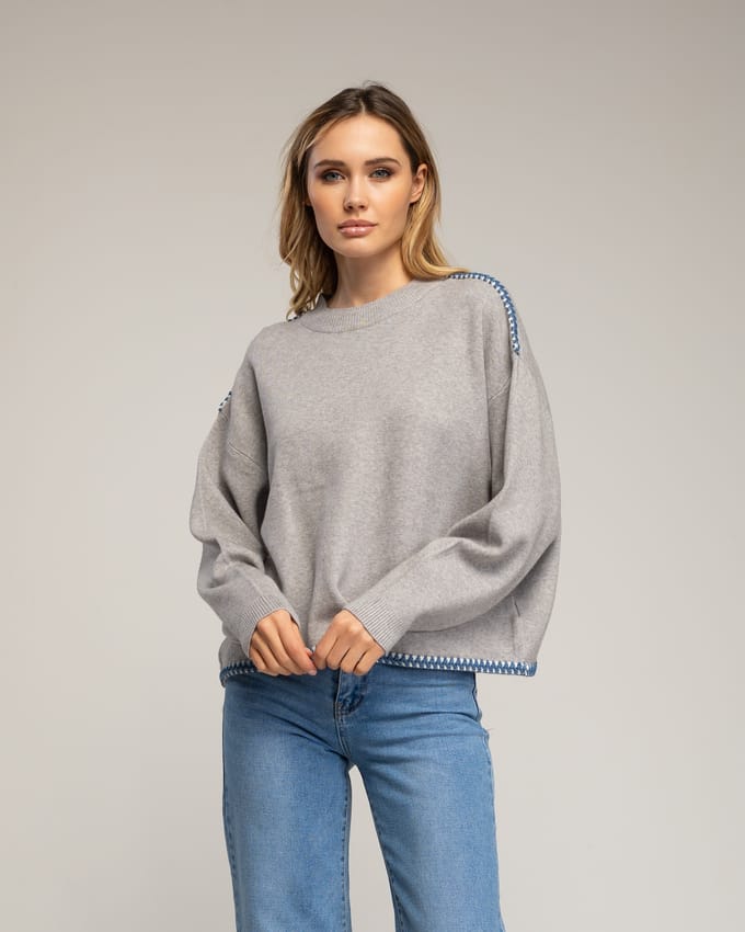 Oversized gebreide trui met stikseldetails aan de zoom en op de schouders.