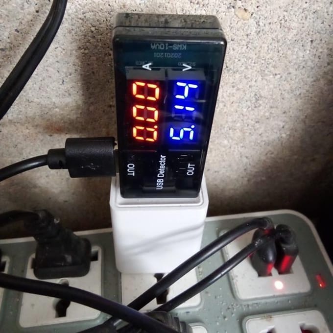 1PCS USB-interface stroom- en spanningstester Opladen Voltmeter Versterker Volt Ampèremeter Detector zwart