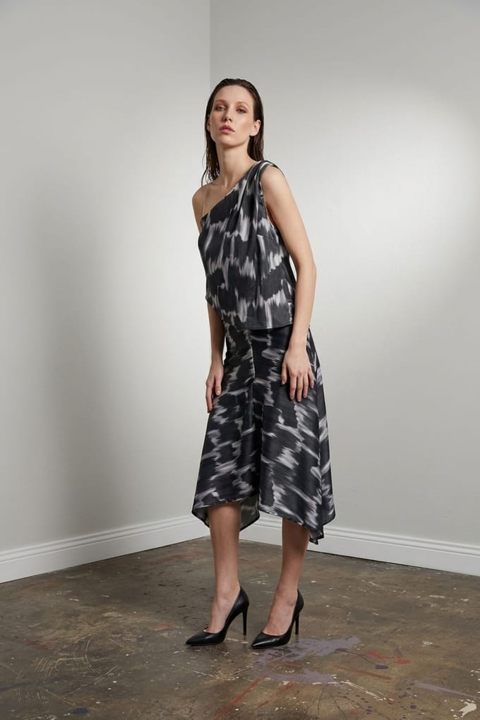 Asymmetrische Satijnen Blouse en Midi Rok Set