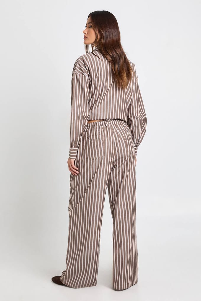 boohoo Dames Geweven Gestreepte Broek met Elastische Taille en Wijde Pijpen | Chocoladebruin | Maat: 34