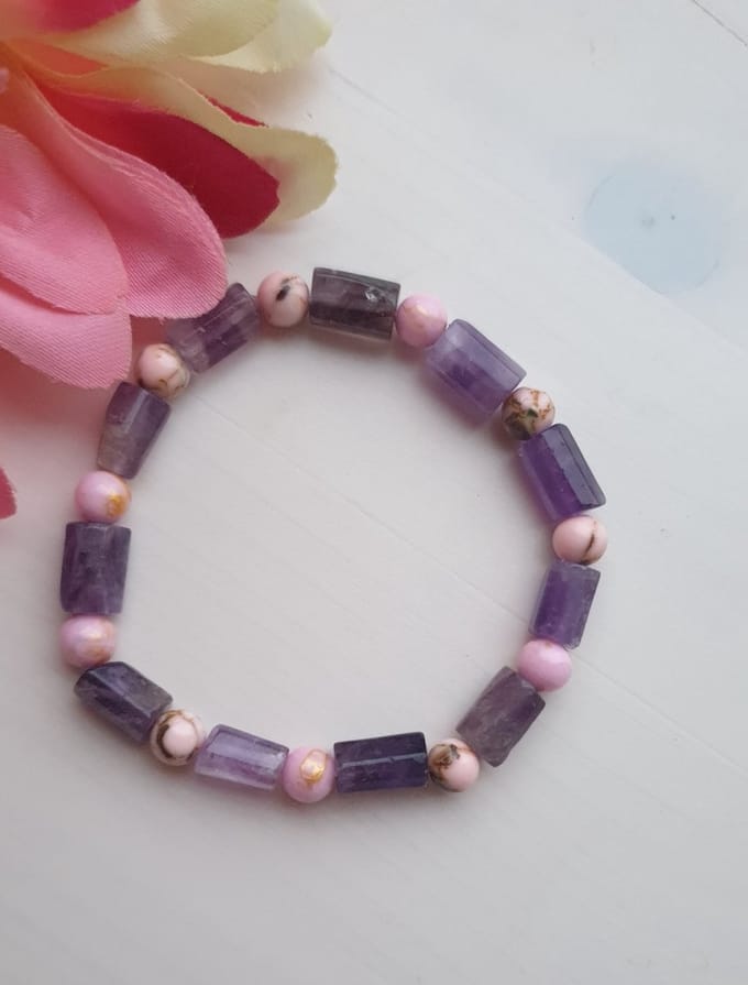 Prachtige handgemaakte armband van edelsteen, Amethist en roze howliet