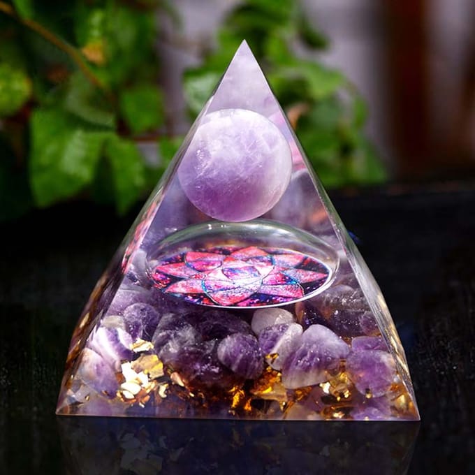 Handgemaakte Orgonite Piramide 60mm Amethist Kristallen Bol met Amethist Natuurlijke Kristalsteen Orgone Energie Healing Orgone paars