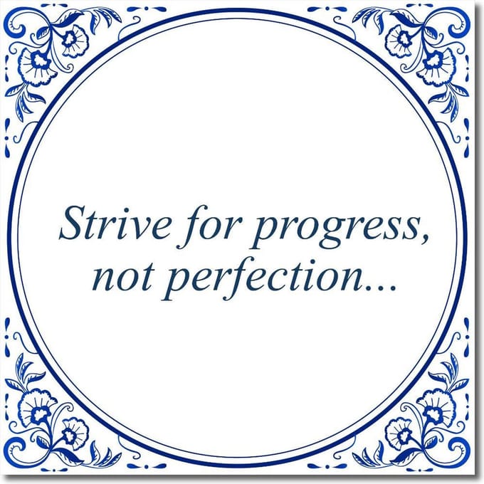 Tegeltje met standaard - Strive for progress, not perfection...