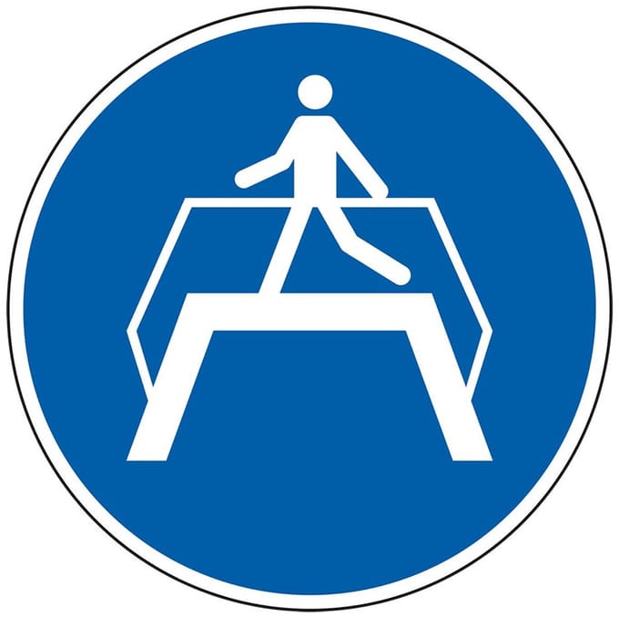 Overgang gebruiken, sticker - ISO 7010 - M023 100 mm