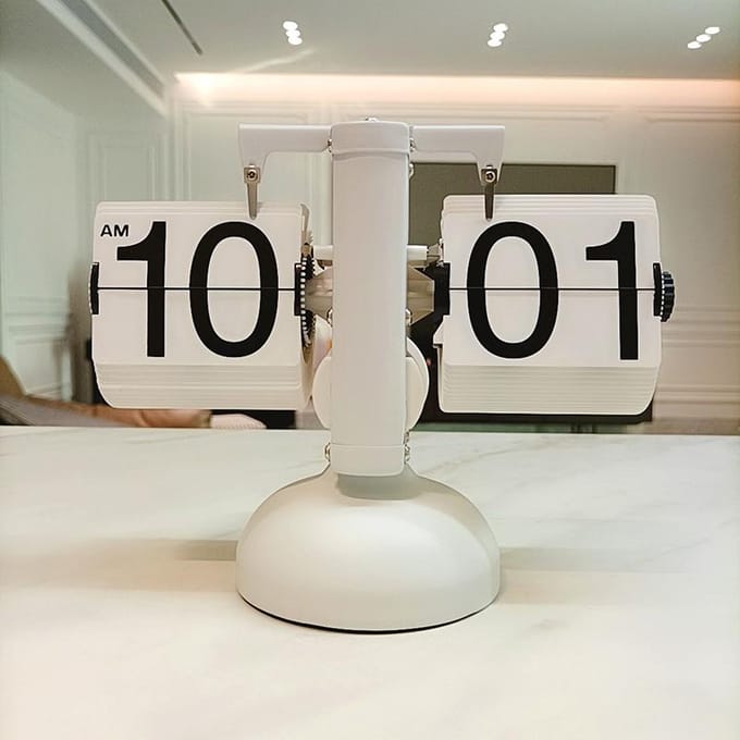 Digitale Neerklapklok Stil Nauwkeurige Mechanische Tafelklok voor Woonkamer Studeerkamer Enkel beige