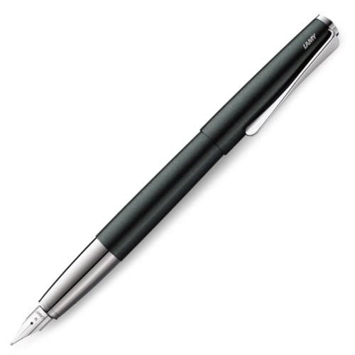 Lamy vulpen, model studio, uitvoering black forest met een medium penpunt