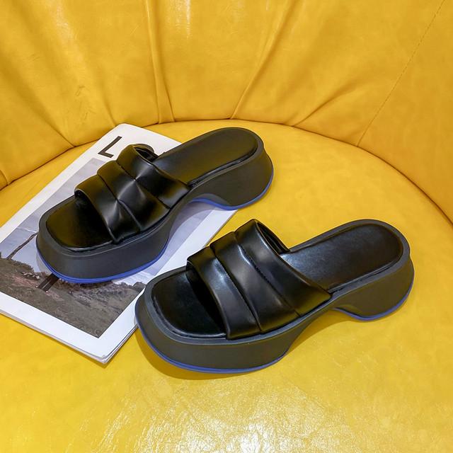 Nouvelles Pantoufles d'Été Femmes Mode Concise Décontractées Pantoufles Chaussures à Plateforme Augmentant la Hauteur Chaussures de Plage Confortables et Douces 6.5 noir