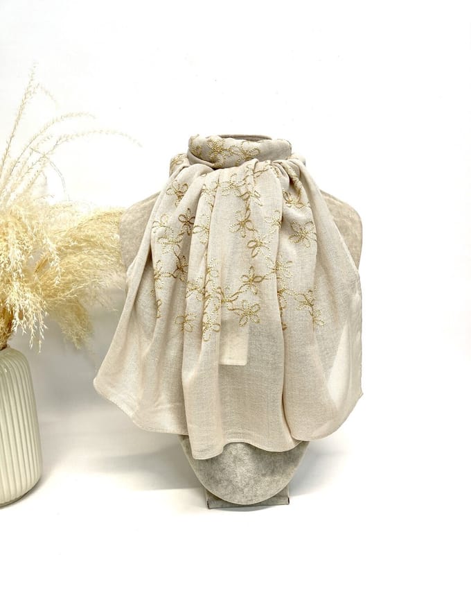 Lange dames sjaal Ivet-gebloemd motief-beige goud