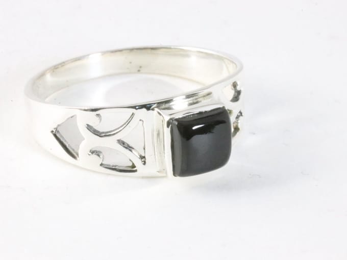 Opengewerkte zilveren ring met onyx - maat 20