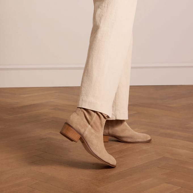 Manfield - Dames - Beige suède enkellaarsjes met hak - Maat 41
