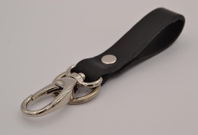ZWARTE SLEUTELHANGER MET STRAK DESIGN. GEMAAKT VAN TOP KWALITEIT ITALIAANS VOL NERF LEDER