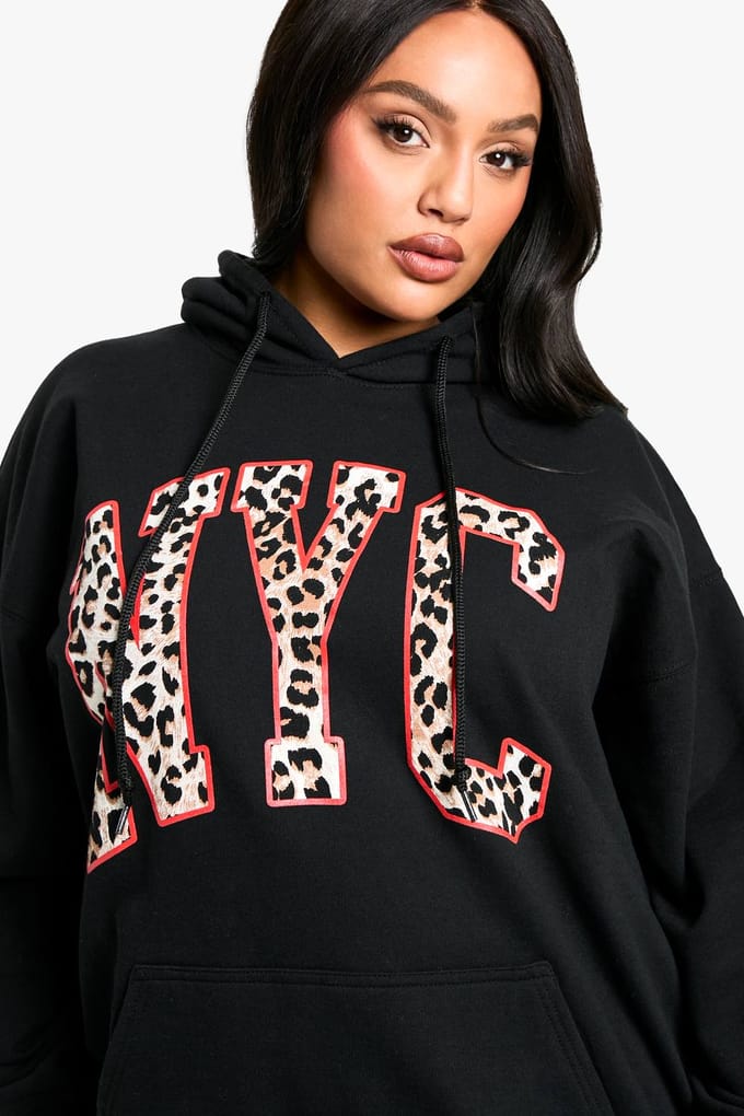 boohoo Dames PLUS LEOPARD NYC OVERSIZED HOODIE | Zwart | Maat: 44