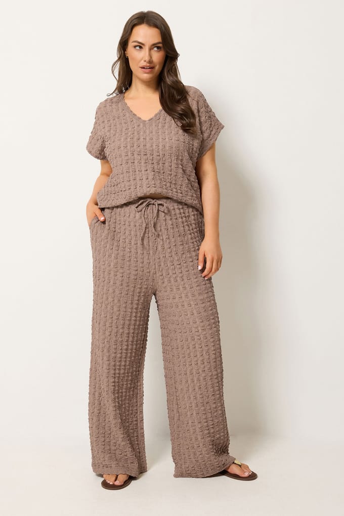 Yours Bruine Broek Met Wijde Pijpen En Bubbeltextuur Size Regular > 48