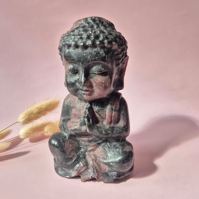 Granaat Buddha Beeld 15 cm (±1000g) – Aarding & Kracht Edelsteen