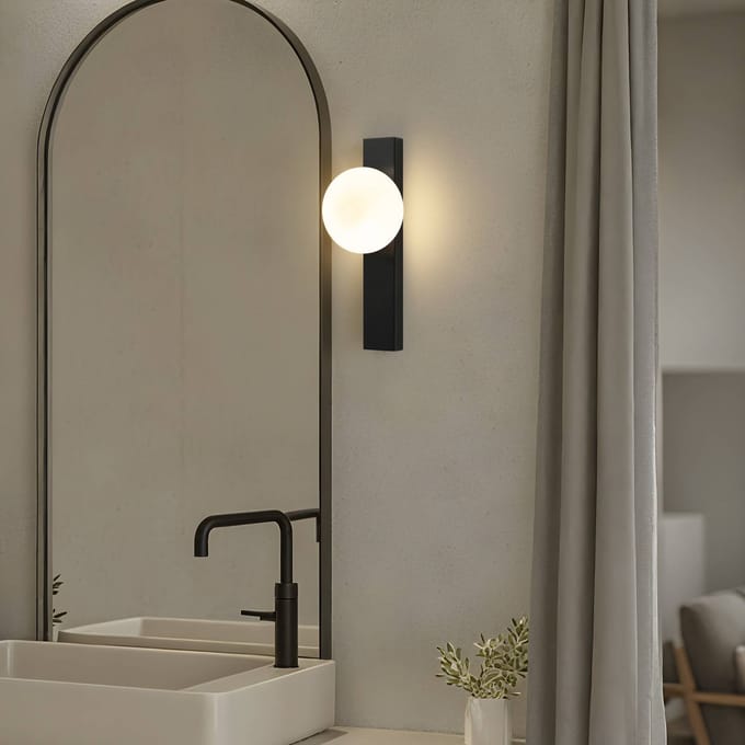 Lindby badkamer wandlamp Tavrik, zwart/wit, hoogte 30 cm, glas