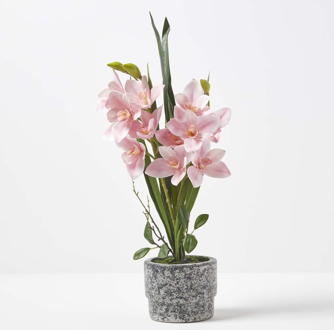 Homescapes Roze kunstorchidee in donkergrijze cementpot, 58 cm
