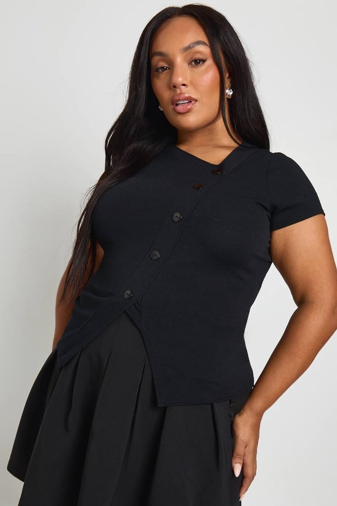 boohoo Dames Plus asymmetrisch top met knoopsluiting en capmouwen | Zwart | Maat: 44