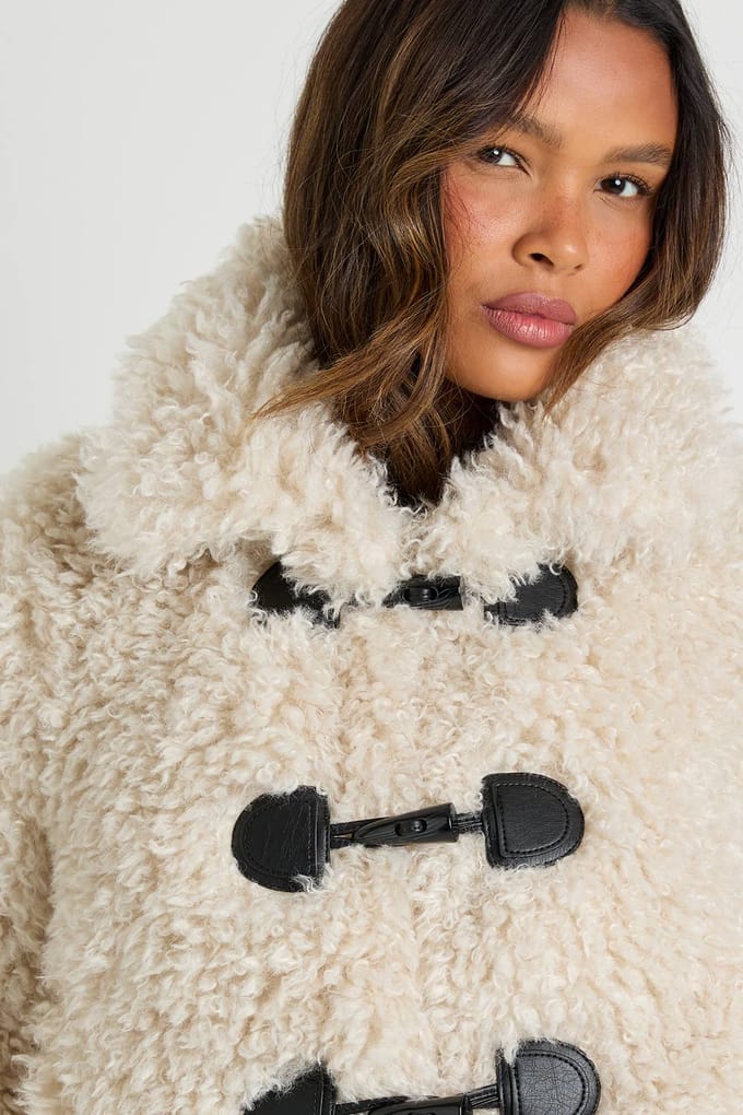 boohoo Dames Shaggy Fur Toggle Front Coat | Cream | Maat: 8