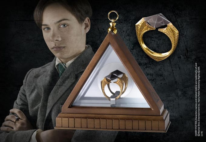 Harry Potter Verzamelobject Replica 1/1 Lord Voldemort's Horcrux Ring Goudkleurig