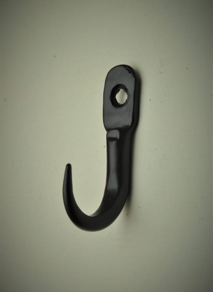 Harvey's Home, klein ophanghaakje Jasper, Zwart, handmade, 4 x 1 x2 cm.