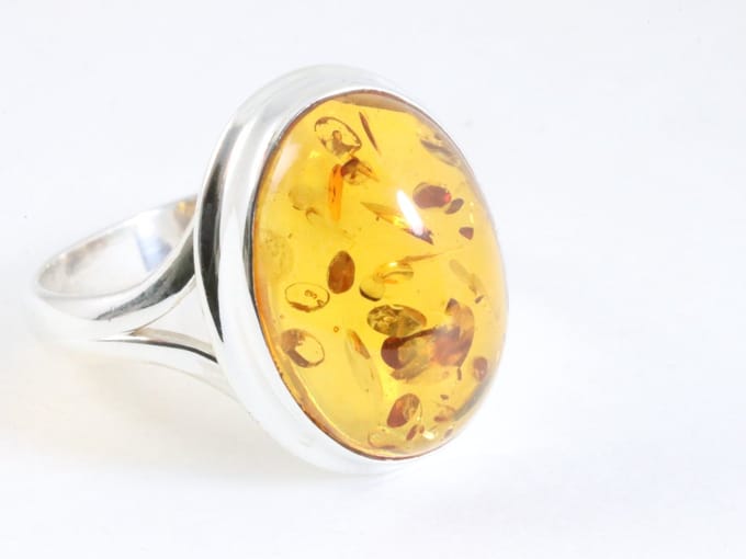 Hoogglans zilveren ring met amber - maat 19