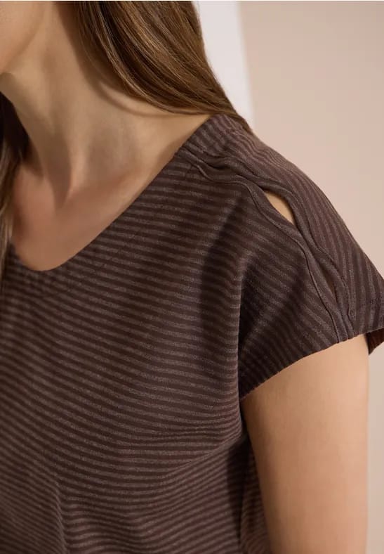 Shirt met overhangende schouders en uitgesneden details