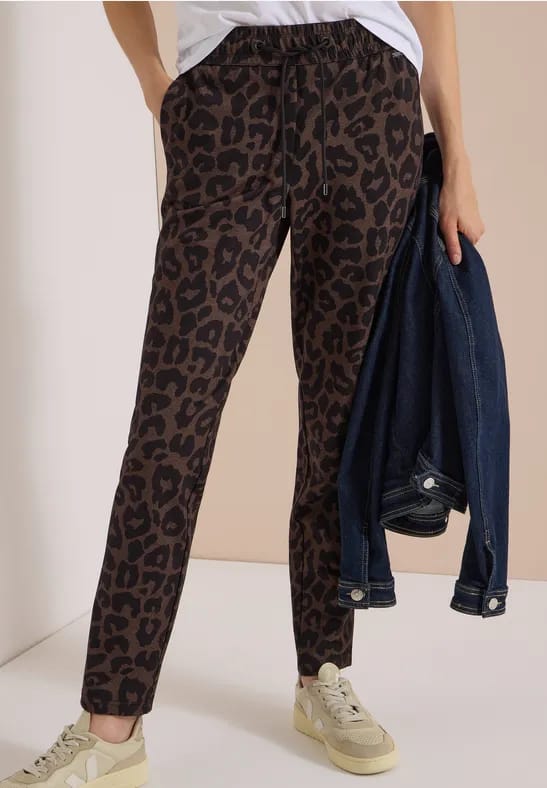Mid Waist Slim Leg Hose in casual pasvorm