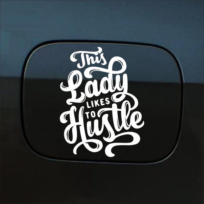 Bumpersticker - This Lady Likes To Hustle - 13,8 X 10,3 - Wit